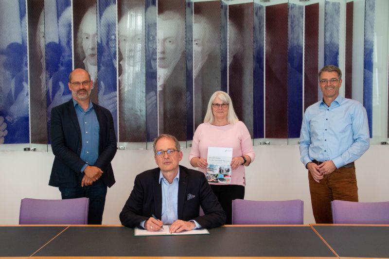 Mitglieder der Hochschulleitung der Universität Bayreuth bei der Unterzeichnung des Sprachleitfadens